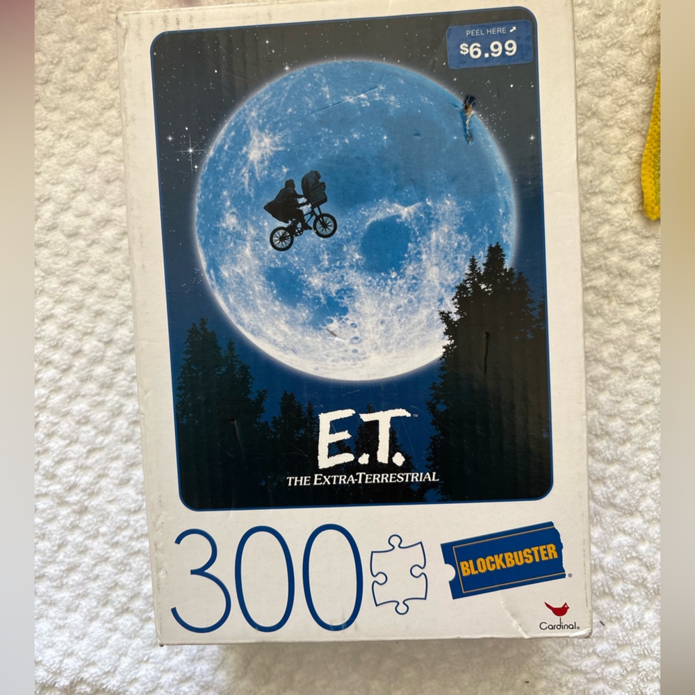 E.T. The Extra-Terrestrial 300-Piece Puzzle - Blue